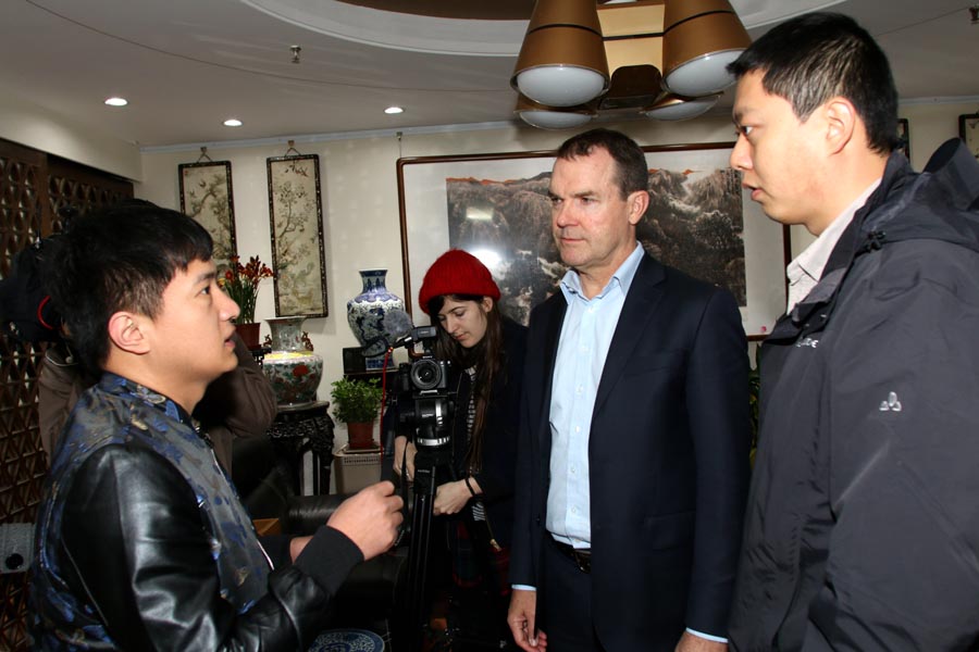 Managing director of the Beijing Ivory Carving Factory gives John Scanlon, Secretary-General of the Convention on International Trade in Endangered Species of Wild Flora and Fauna (CITES), a tour of the factory, March 31, 2017. [Photo: China Plus]