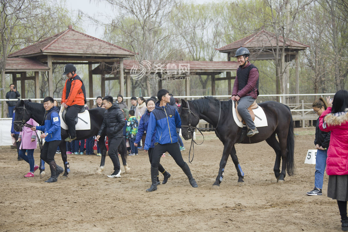 Autism patients riding horses at an activity organized by a local disabled caring center [Photo: iqilu.com]