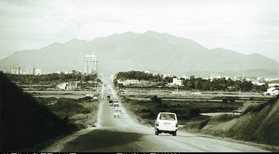 This photo of Shennan Avenue in Shenzhen was taken in 1983. [Photo: sznews.com]