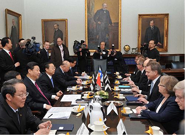 Xi Jinping (L3 in front) talks with Sauli Niinisto (R3 in front) in Helsinki, Finland, on March 26, 2010. [File photo: Xinhua]