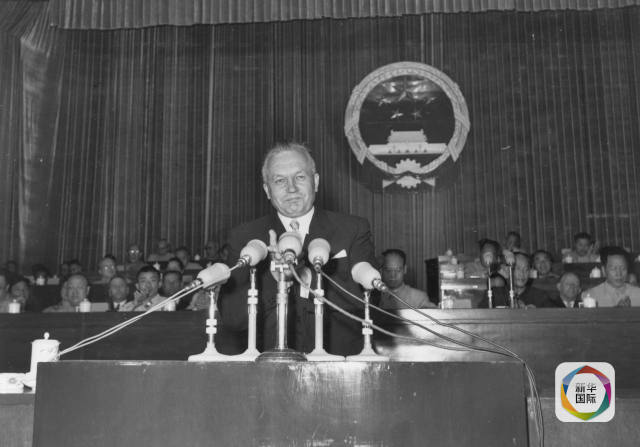 Vieno Johannes Sukselainen, former Speaker of the Parliament of Finland gives a speech during his visit to China in 1956. [File photo: Xinhua]