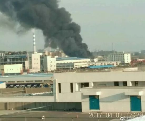An explosion hit a warehouse of an oil company in Anqing City, east China's Anhui Province, on Sunday afternoon. [Photo: weibo]