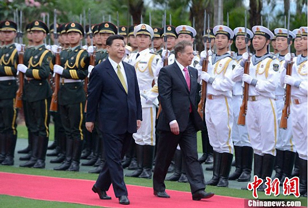 Chinese President Xi Jinping holds a welcome ceremony for the President of Finland Sauli Niinisto in Sanya, Hainan province, on April 6, 2013. [File photo: Chinanews.com]