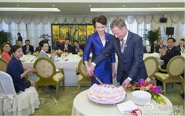 Chinese President Xi Jinping and his wife Peng Liyuan hold a birthday party for Jenni Haukio, the wife of the President of Finland Sauli Niinisto, in Sanya, Hainan province, on April 7, 2013. [File photo: Xinhua]
