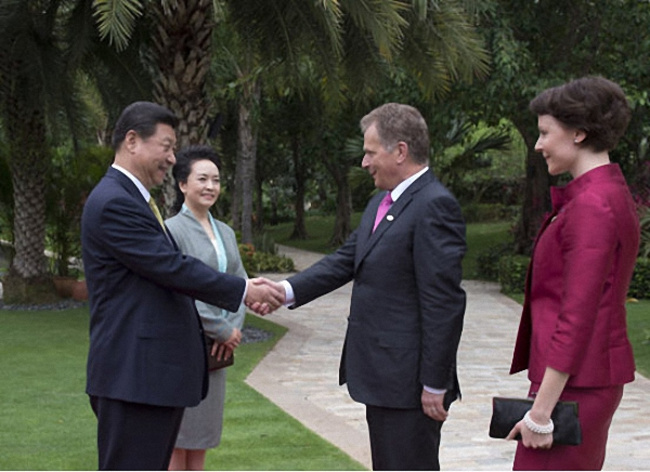 Chinese President Xi Jinping (L1) shakes hands with the President of Finland Sauli Niinisto (R2), in Sanya, Hainan province, during Niinisto's visit to China on April 6, 2013. [File photo: Xinhua]