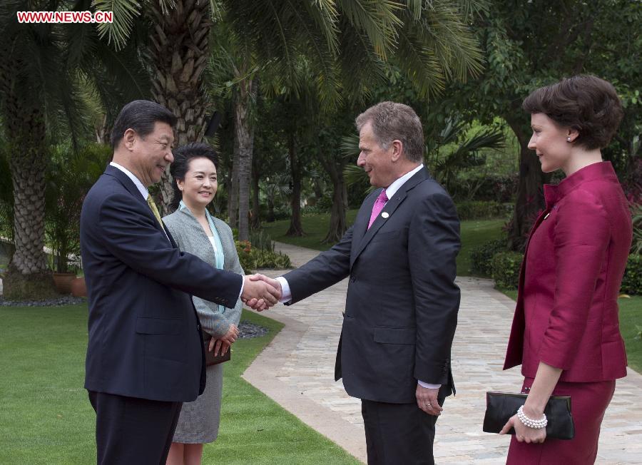 <br>Chinese President Xi Jinping (1st L) and his wife Peng Liyuan (2nd L) welcome Finnish President Sauli Niinisto and his wife ahead of the talks between the two presidents in Sanya, south China's Hainan Province, April 6, 2013. [Photo: Xinhua]