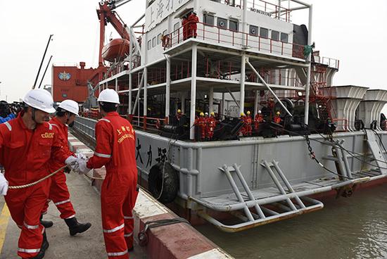 The Chinese salvage ship Dali returns to Shanghai after working 590 days to hoist the sunken Sewol ferry in the Republic of Korea (ROK), April 5, 2017. [Photo: news.163.com]