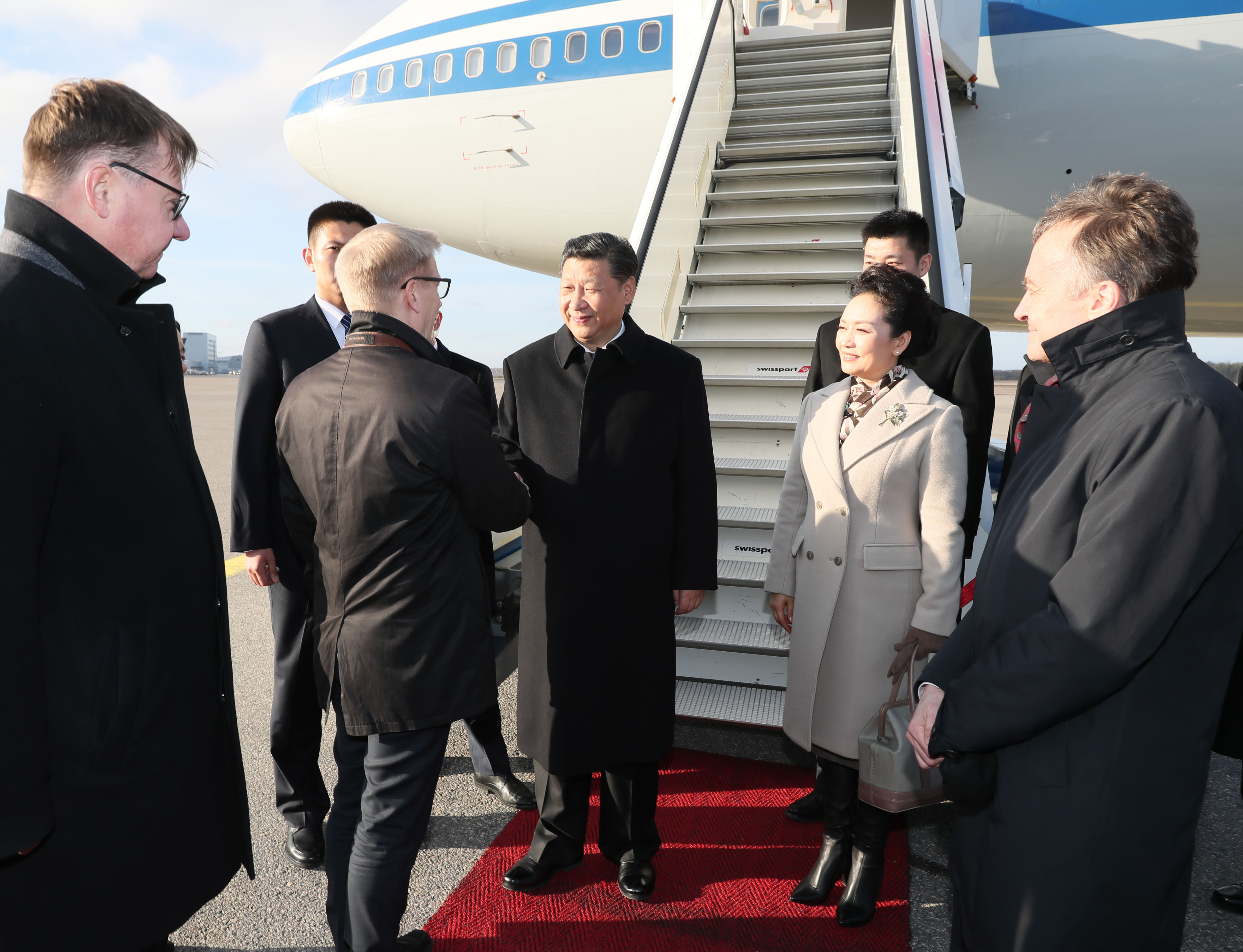 Chinese President Xi Jinping (Center) and his wife Peng Liyuan are welcomed by Finnish Minister of Agriculture and the Environment Kimmo Tiilikainen at the airport upon their arrival in Helsinki, Finland, on April 4, 2017. Chinese President Xi Jinping is paying a state visit to Finland. [Photo: Xinhua/Lan Hongguang]