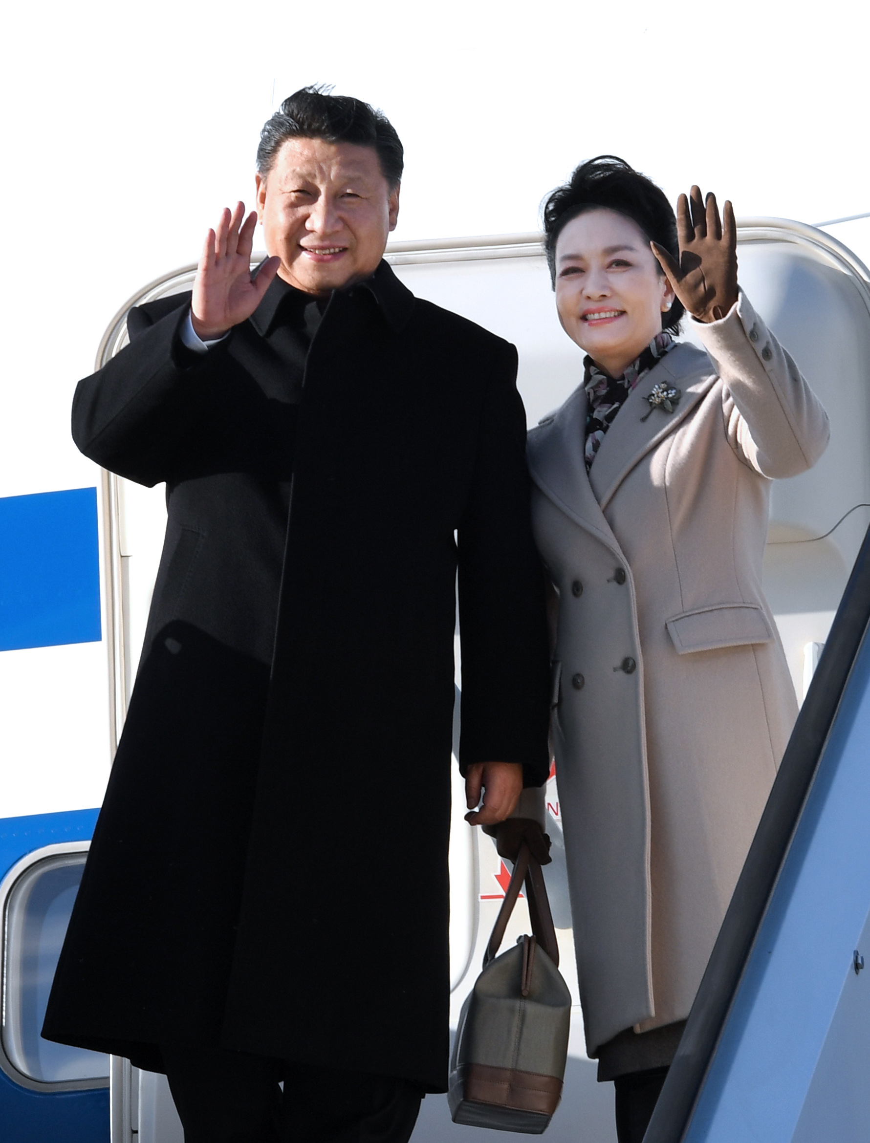 Chinese President Xi Jinping and his wife Peng Liyuan arrive in Helsinki, Finland, on April 4, 2017. Chinese President Xi Jinping is paying a state visit to Finland. [Photo: Xinhua/Rao Aimin]
