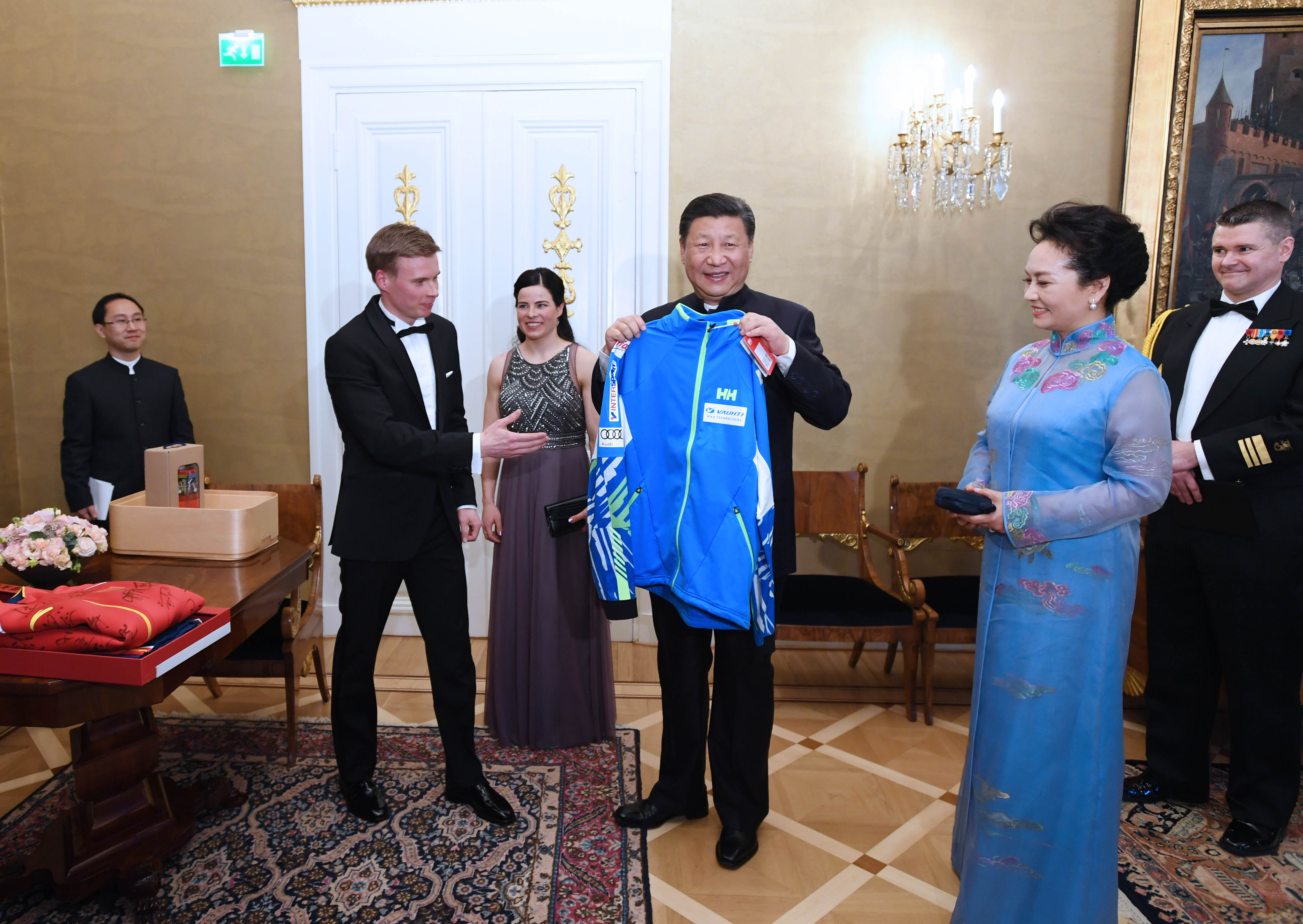 President Xi receives the signed sportswear. [Photo: Xinhua]