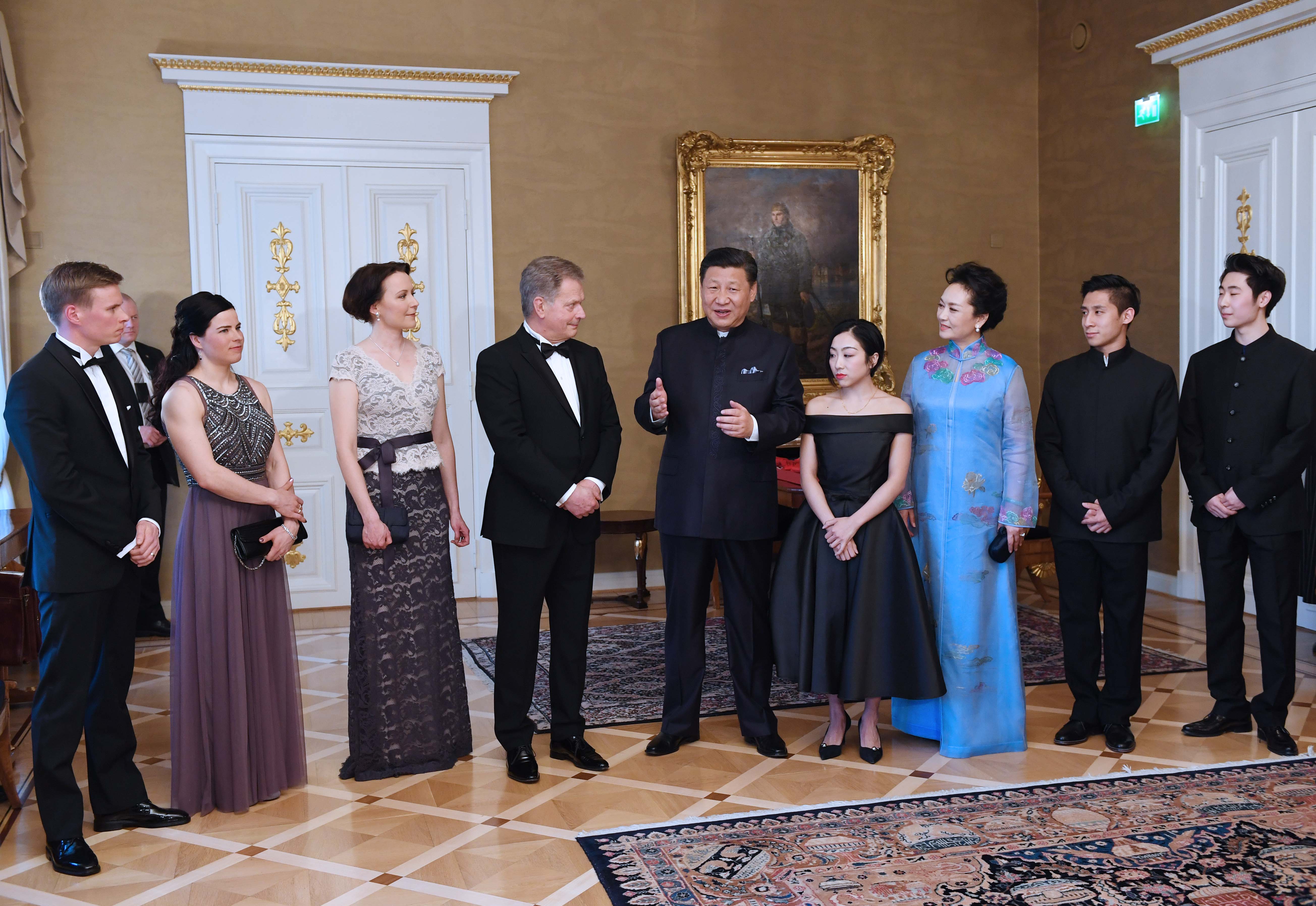 Chinese President Xi Jinping and his Finnish counterpart Sauli Niinisto meet with champion figure skaters representing both China and Finland on Wednesday evening. [Photo: Xinhua]
