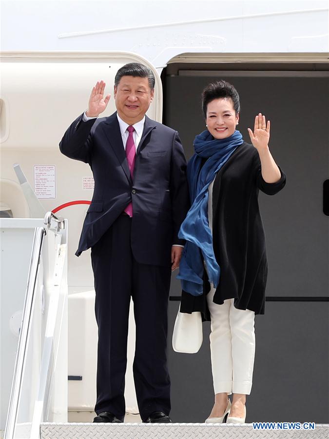 Chinese President Xi Jinping and his wife Peng Liyuan arrive at Palm Beach International Airport in Florida, the United States, April 6, 2017. [Photo: Xinhua/Liu Weibing]