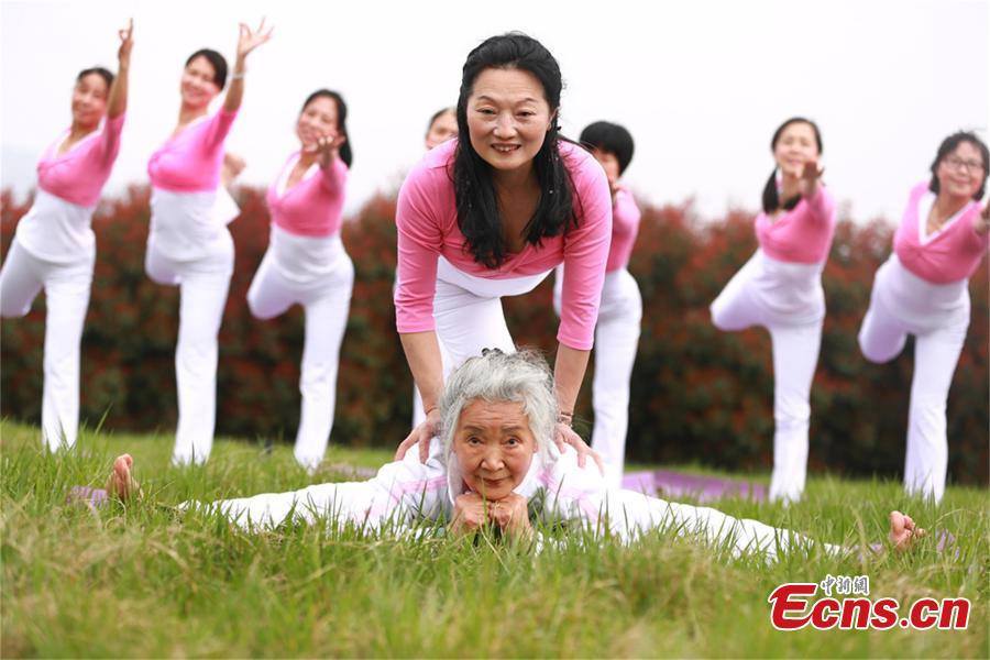 A 75-year-old yoga teacher 75岁的瑜伽教练