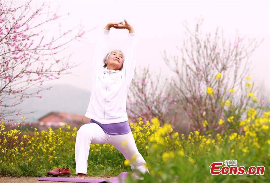 A 75-year-old yoga teacher 75岁的瑜伽教练