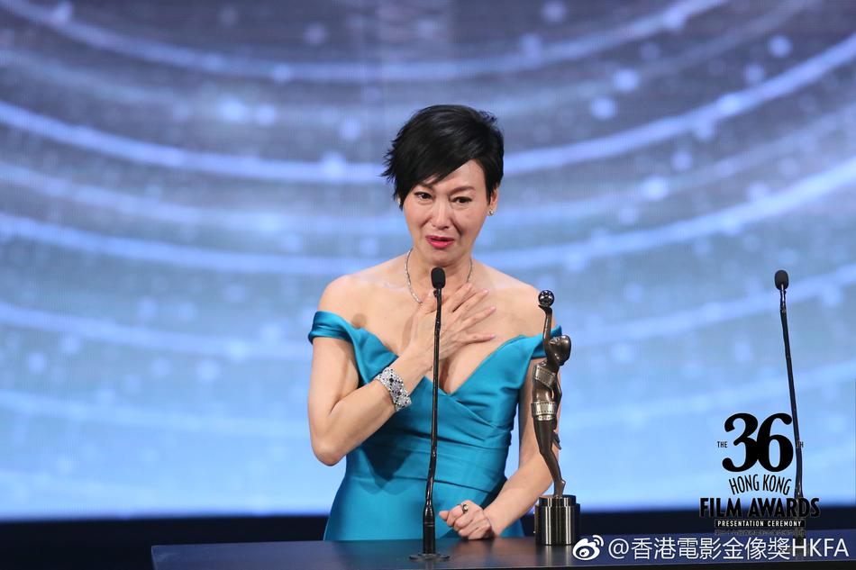 Kara Wai wins Best Actress at Hong Kong Film Awards on April 9, 2017. [Photo: weibo.com]