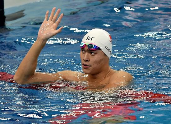 Sun Yang waves to onlookers after he wins the game. [Photo: Xinhua]