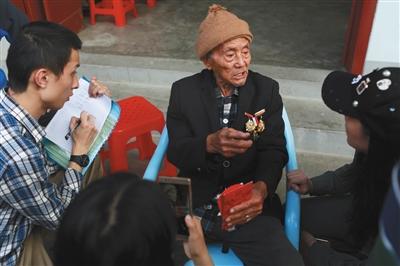 Li Guangdian, wearing the medals he won for his contribution during World War II, tells his stories in Myitkyina, Myanmar, on Tuesday, April 4, 2017. [Photo: The Beijing News]
