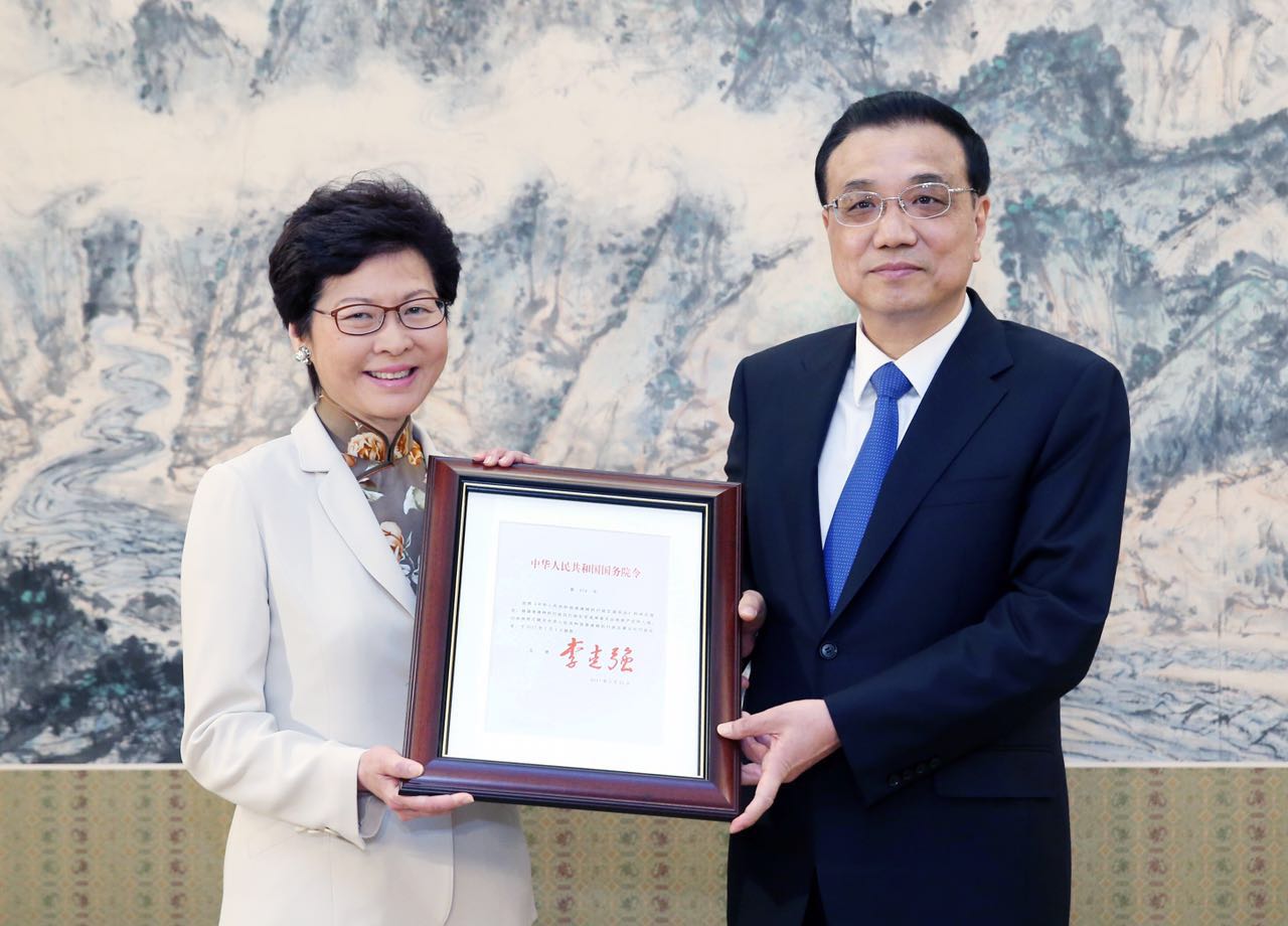 Premier Li grants the official certificate of appointment to Lam Cheng Yuet-ngor as the fifth-term chief executive of Hong Kong SAR on April 11, 2017. [Photo: gov.cn]