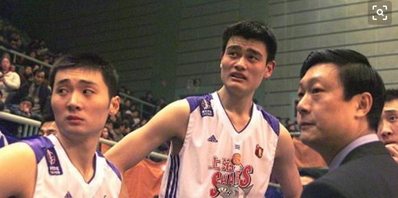 Liu Qiuping had once coached Yao Ming with the team of Shanghai Sharks from 1996 to 2001, but he was fired in 2009 by Yao, who became the boss of the Shanghai team that year after retirement from NBA. [File photo: sohu.com]