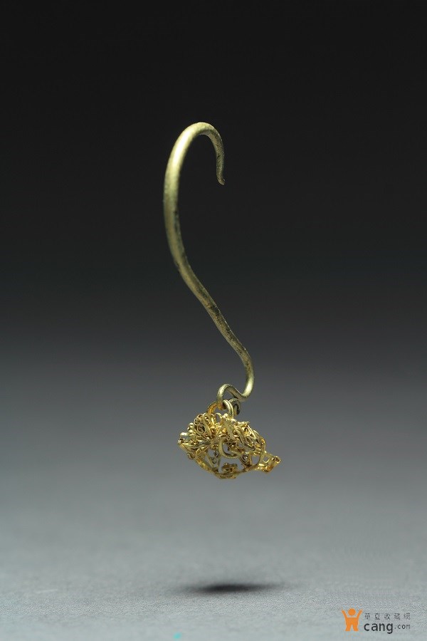 The golden ring retrieved from the Jiangkou stretch of the Minjiang River in Meizhou City, Sichuan Province.[Photo: cang.com]