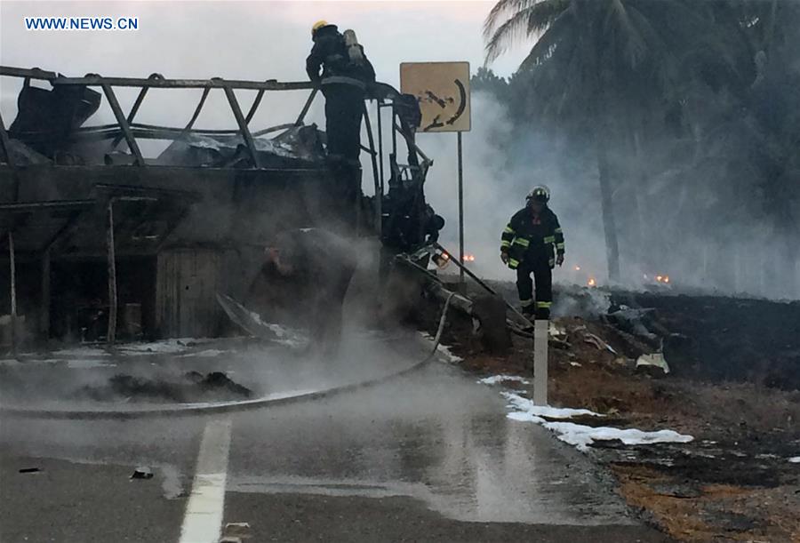 Image taken by a mobile device shows rescuers working at the site where a head-on collision between a gas tanker truck and a passenger bus occurred on a highway in Mexico's southern state of Guerrero. [Photo: Xinhua]