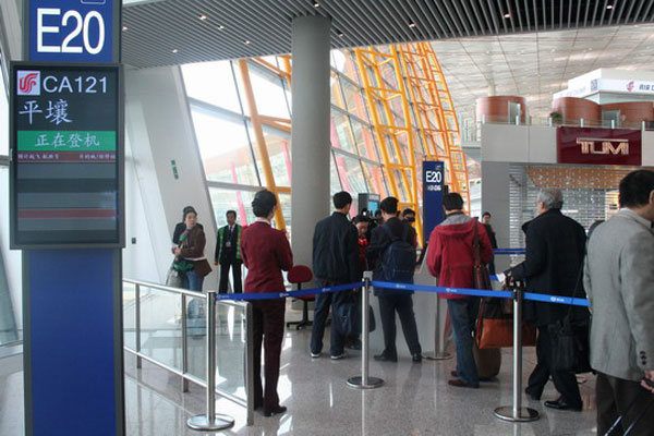 Passengers boarding an Air China flight destined for North Korea's capital, Pyongyang. [Photo: carnoc.com]