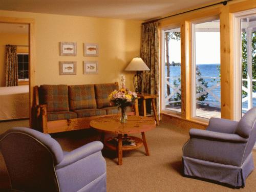 Guest room at Briars Resort in Jackson's Point, Ontario, Canada [Photo: Sina.com.cn]