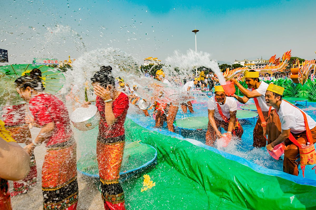 一年一度的泼水节来啦！ Annual Water Splashing Festival is on