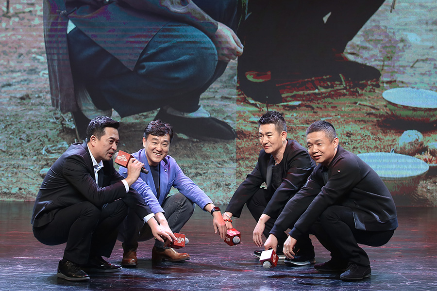 The actors show how they squat in a way like the locals of Shaanxi province in the TV drama at a promotional event for the TV drama series White Deer Plain, held in Beijing on April 13, 2017. [Photo provided to China Plus]