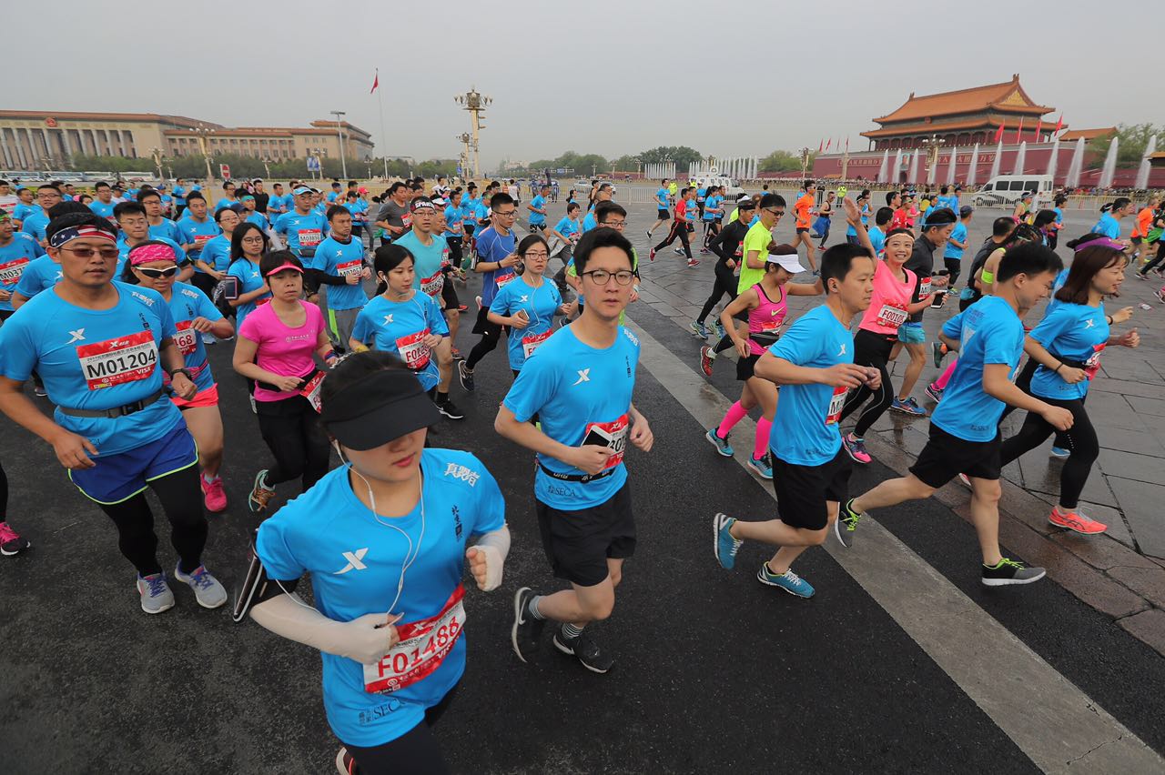 Over 21,000 people from 12 countries join the Beijing International Running Festival on Sunday, April 16, 2017. [Photo: China Plus/Wang Lei]