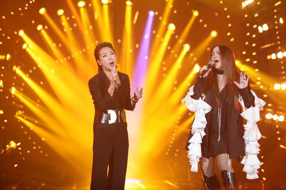 Sandy Lam (L) and Chang Hui-mei preforming at “Singer” [Photo: sina.com.cn]