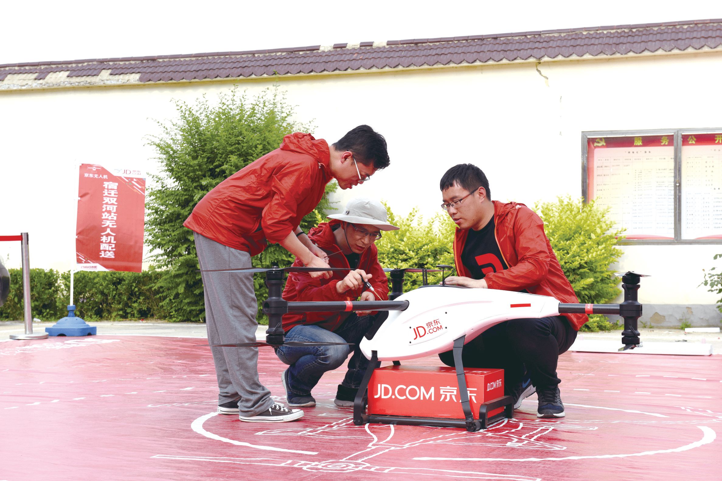 Staff from JD.com using drones to deliver parcels to rural shoppers [Photo: news.zol.com.cn]