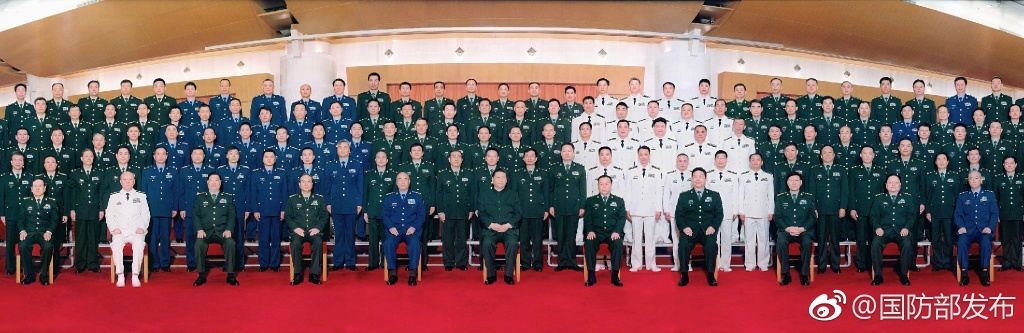 Xi Jinping takes a group photo with chief military officers Tuesday in Beijing. [Photo: Ministry of National Defense]