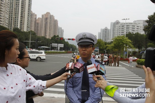Li Qiang, chief of the traffic police's science and technology department in Shenzhen, introduces the intelligent identification system (IIS). [Photo: sznews.com]