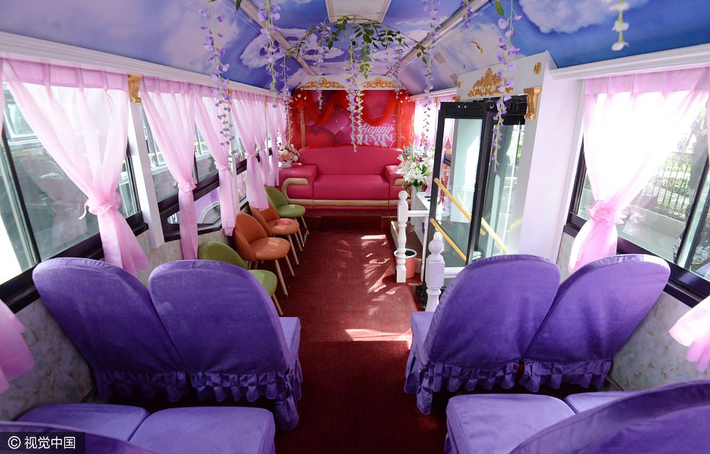巴士变婚车 Buses transformed into wedding limousines 
