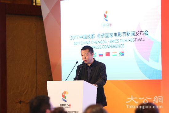 Chinese director Jia Zhangke speaks at the press conference for the 2017 BRICS Film Festival in Chengdu on Wednesday, April 19, 2017. [Photo: takungpao.com]