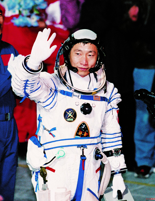 Chinese astronaut Yang Liwei, the first Chinese to enter space, is seen here before he entered the Shenzhou-5 spacecraft at the Jiuquan Satellite Launch Center in northwest China's Gansu Province on October 15, 1999. [Photo: 163.com]