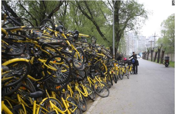 Beijing authorities are considering measures to regulate the ubiquitous shared bikes that benefited commuters but challenge urban management. [Photo: ifeng.com]