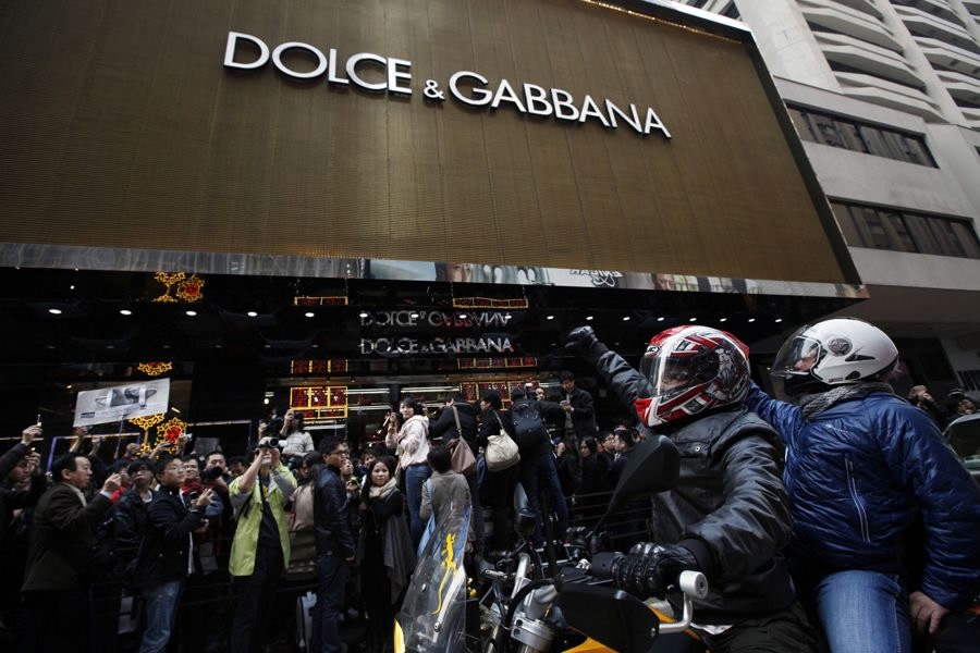 Hong Kong residents protesting against Dolce & Gabbana's photo ban. [Photo: People's Daily] 