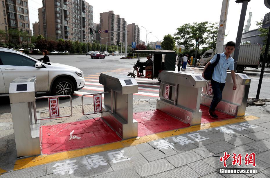Gates cramp style of Wuhan jaywalkers
