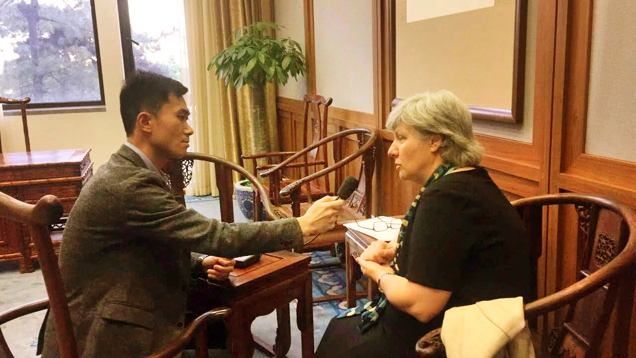 Caroline Brazier, Chief Librarian of the British Library, talks to Horizons' Yin Xiuqi, giving her views on books, reading and Sino-British cultural exchanges. [Photo: Xu Chenni]