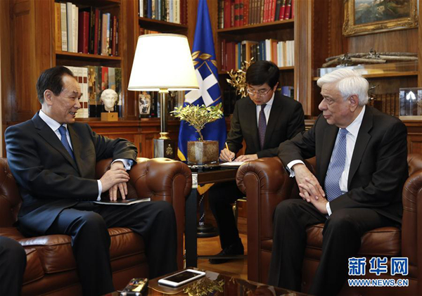 Greek President Prokopis Pavlopoulos (R) meets with Cai Mingzhao, president of Xinhua News Agency in Athens on April 20, 2017. [Photo: Xinhua]