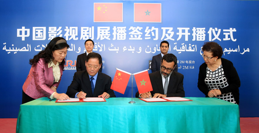 Wang Gengnian (2nd, L, front), the Director General of China Radio International (CRI) and Salim el-Sheikh, the Director General of Morocco's leading TV channel 2M sign an agreement on broadcasting Chinese series and movies on the TV channel in Morocco, on April 20, 2016. [Photo: China Plus/Li Fusheng] 