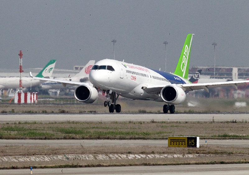 The C919 passenger plane lifts its nose wheel off the ground during a taxiing test at Shanghai Pudong International Airport on April 23rd. [Photo: shobserver.com]