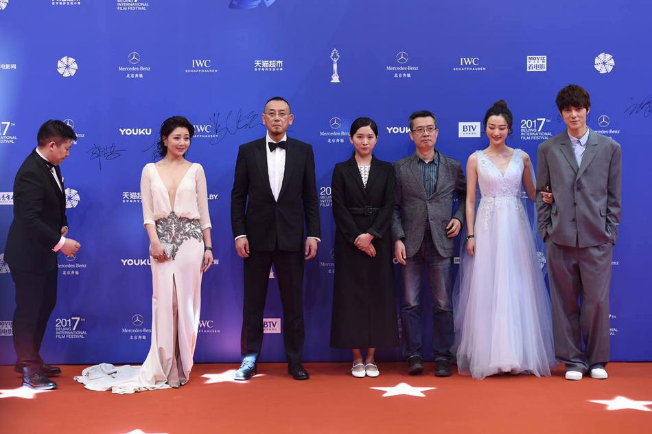 The crew of film “Mr. No Problem” at the closing ceremony of the Beijing International Film Festival [Photo: sinaimg.cn] 