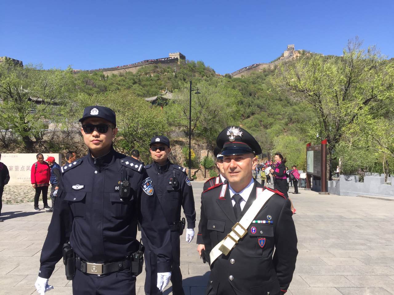 An Italian police officer patrols the Badaling Great Wall in Beijing with his Chinese counterpart on Monday, April 24, 2017. [Photo provided to China Plus]