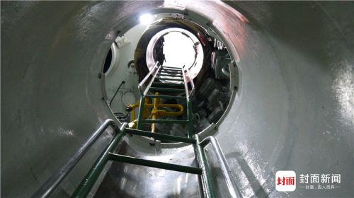 The ladder leads to the 'sail' of the submarine. [Photo: thecover.cn]