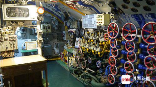 Control room of the submarine with many equipment installed [Photo: thecover.cn]