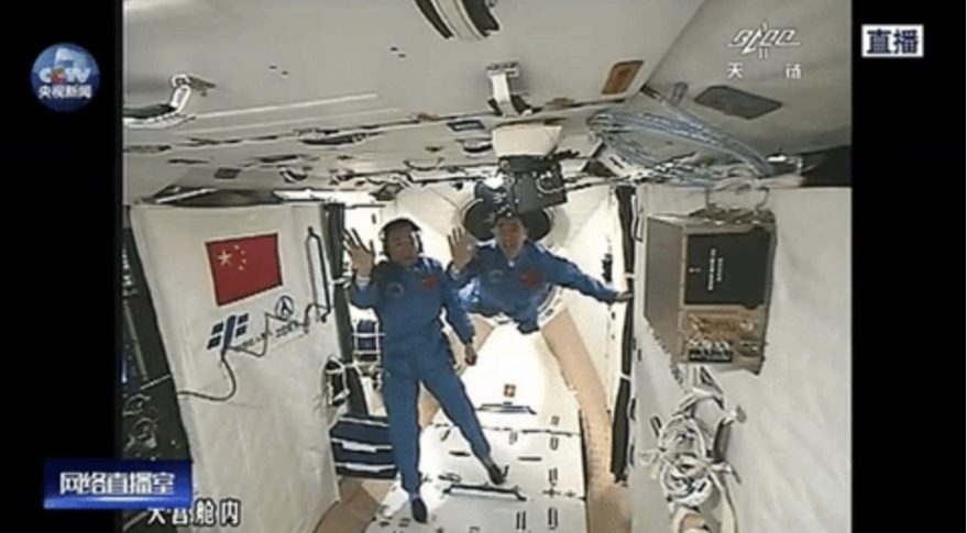 Chinese astronauts Jing Haipeng and Chen Dong enter the Tiangong-2 space lab on October 18, 2016. [Photo: CCTV News]