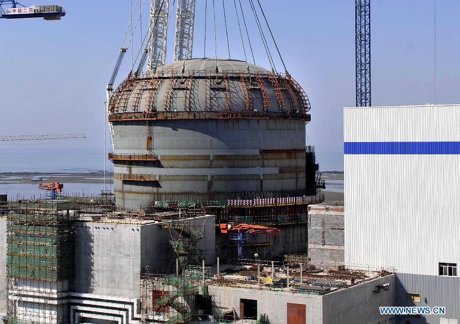 The containment top head is capped on the first unit of the Haiyang Nuclear Power Plant in Haiyang, east China's Shandong Province, March 29, 2013. [Photo: Xinhua]